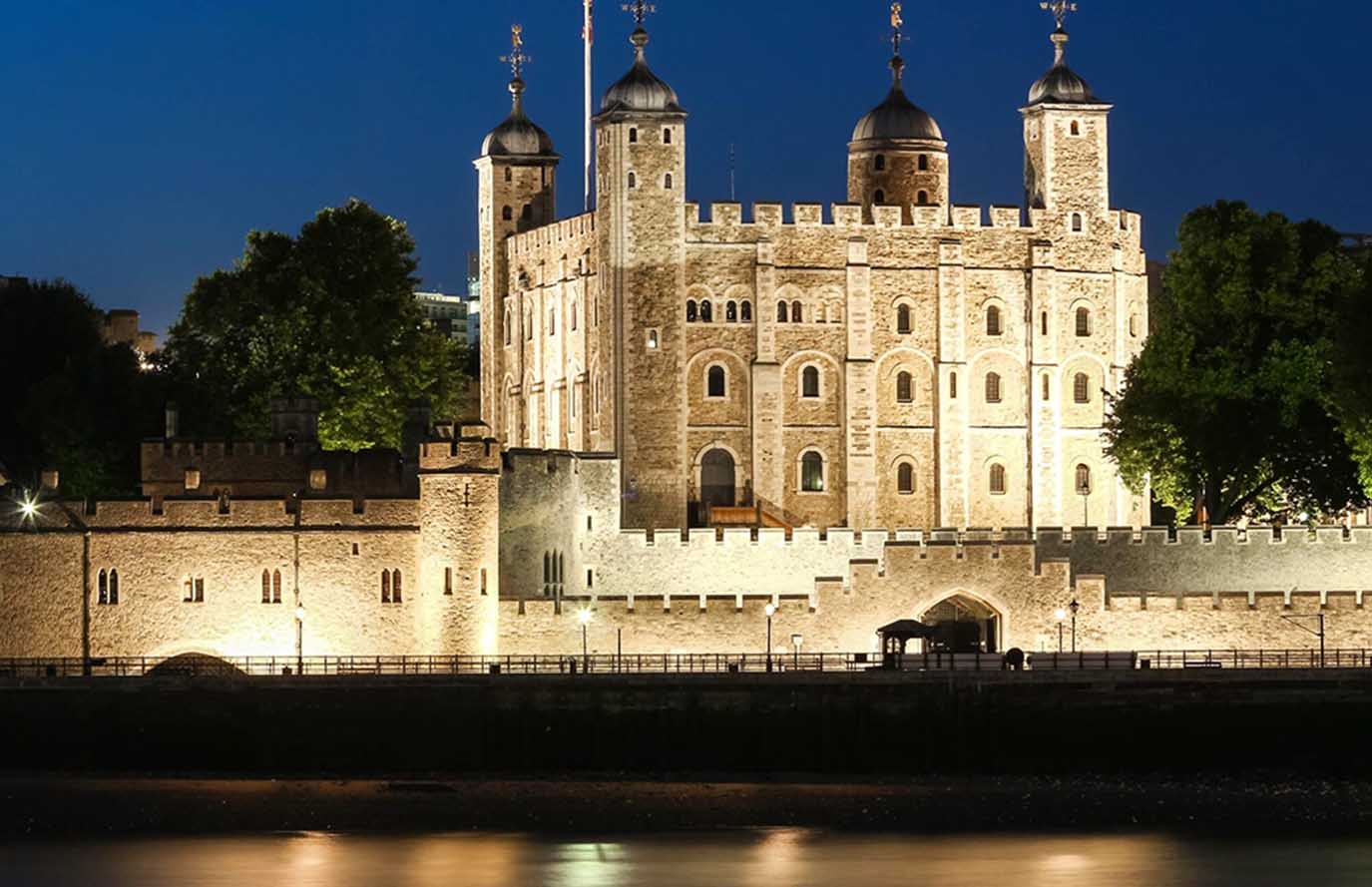 Chasing Light by the Thames – My Immersive Travel Diary in London